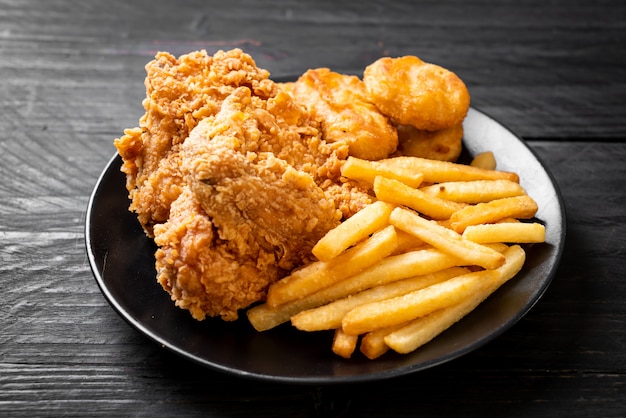Comida de pollo frito con papas fritas y pepitas | Foto Premium