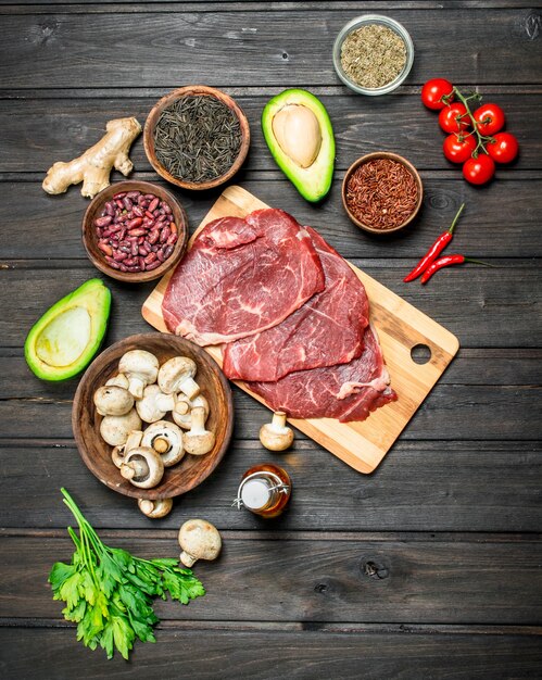 Comida Sana Carne Cruda Con Una Variedad De Alimentos Orgánicos Y Especias Foto Premium 9765