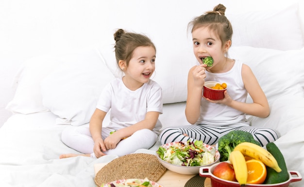 Comida sana, los niños comen frutas y verduras. Foto gratis