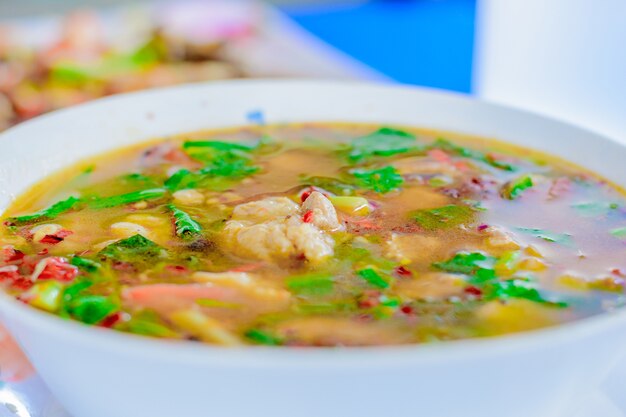 Comida tailandesa, tom yum moo | Foto Premium