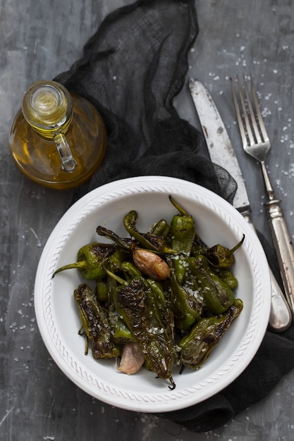 Comida típica española pimiento verde asado con sal en el plato Foto