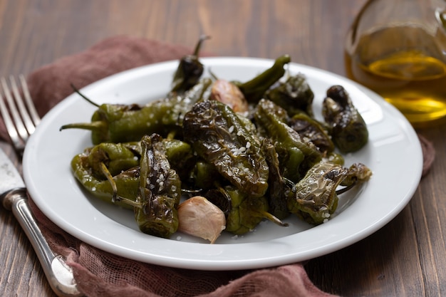 Comida T Pica Espa Ola Pimiento Verde Asado Con Sal En El Plato Foto