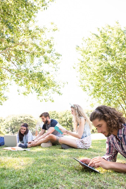 Compañeros revisando juntos en el campus Foto Premium