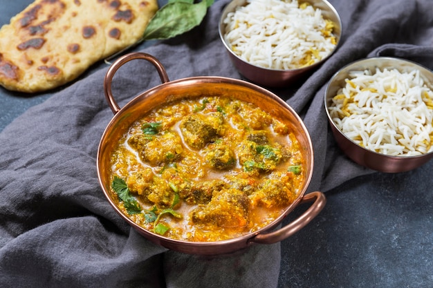 Composición De Alto ángulo Con Una Deliciosa Comida Pakistaní Foto Gratis