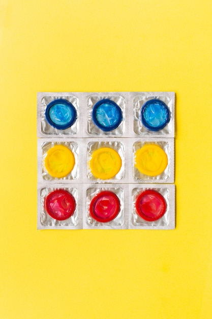 Composición Con Condones De Colores Sobre Fondo Amarillo Concepto Anticonceptivo Y Sexo Seguro 2252