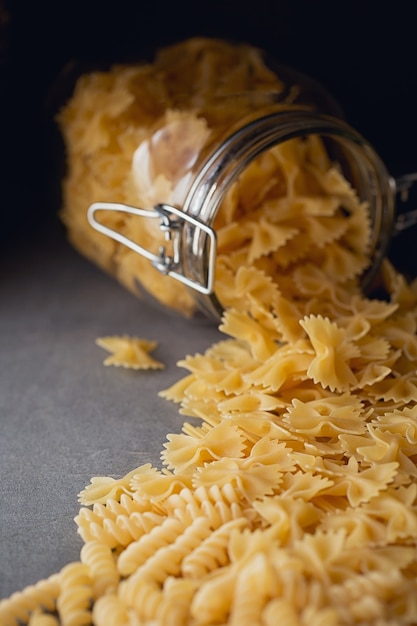 Composici N De Pasta Italiana Cruda Espaguetis Farfalle Fusilli