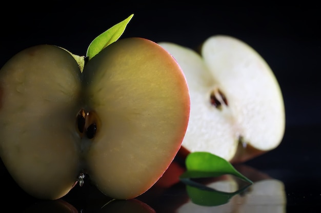 Composici N Con Rodajas De Manzana Sobre Un Fondo Negro Una Rodaja De