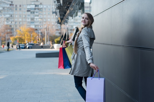 Compradora Compulsiva Joven Feliz Con Bolsos Coloridos Cerca Del Centro Comercial Caminando En 3639