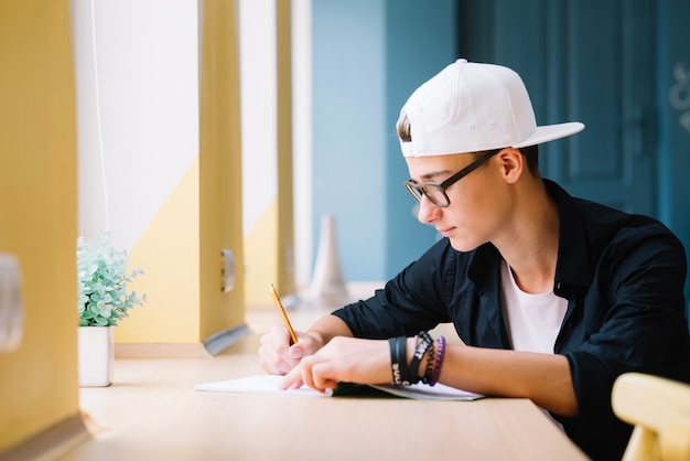 imagenes-haciendo-tarea-chica-haciendo-la-tarea-foto-de-stock