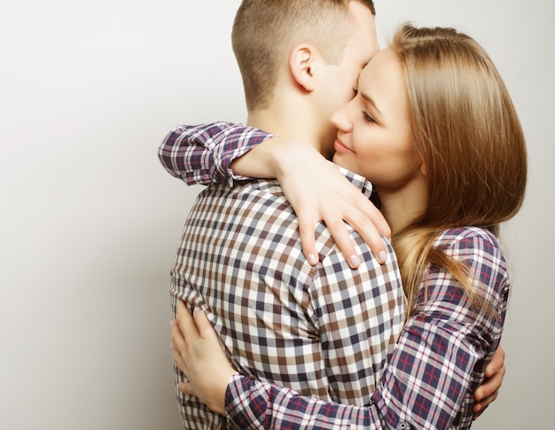 Concepto De Amor Familia Y Personas Encantadora Pareja Feliz Abrazándose Sobre Fondo Gris 0889