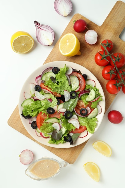 Concepto De Comida Sabrosa Con Ensalada De Verduras Con Salsa Tahini