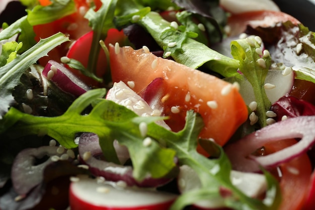 Concepto De Comida Sabrosa Con Ensalada De Verduras Con Salsa Tahini