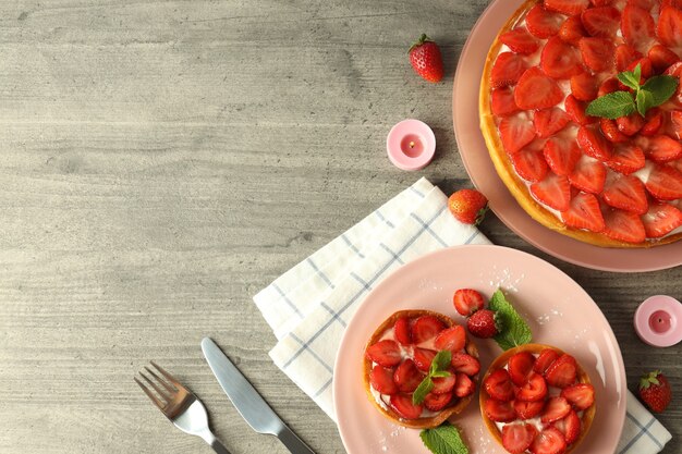 Concepto De Comida Sabrosa Con Tarta De Fresa En Mesa Con Textura Gris