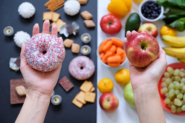 Concepto De Comida Saludable Y No Saludable | Foto Premium