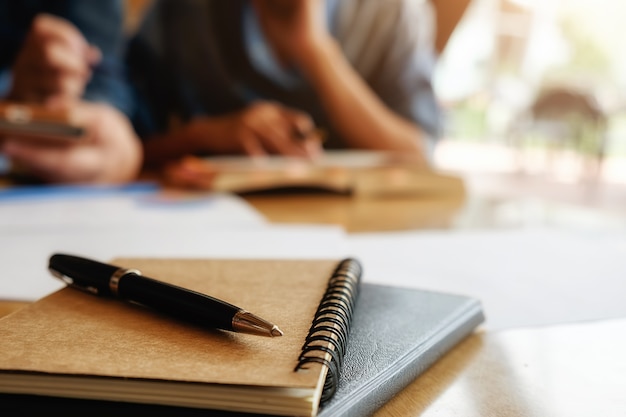 Concepto de educación. Estudiante, estudiar, brainstorming, campus, concepto Cerca de los estudiantes que discuten su tema en libros o libros de texto. Enfoque selectivo. Foto Gratis