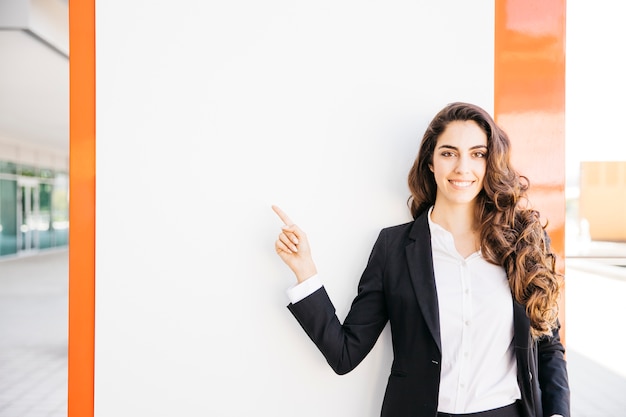 Concepto De Presentaci N Con Mujer De Negocios Guapa Descargar Fotos