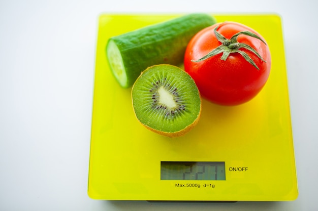 Concepto De Dieta O Control De Peso Frutas Y Verduras Con Cinta Métrica En La Escala De Peso 2625