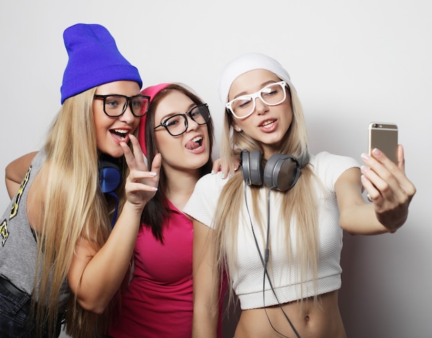 Concepto De Estilo De Vida Y Personas Chicas Hipster Mejores Amigas Tomando Selfie Foto Premium