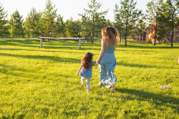 Concepto De Familia E Hijo Madre E Hija Caminando En El Parque Y Disfrutando De La Hermosa