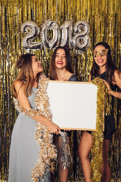 Concepto De Fiesta De Ano Nuevo Con Chicas Ensenando Pizarra Blanca Foto Gratis