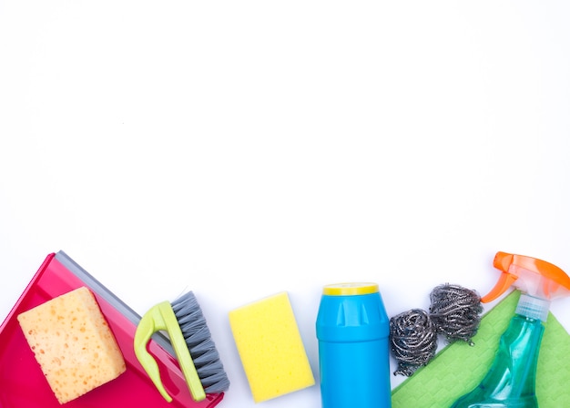 Concepto de limpieza del hogar con productos de limpieza Foto gratis