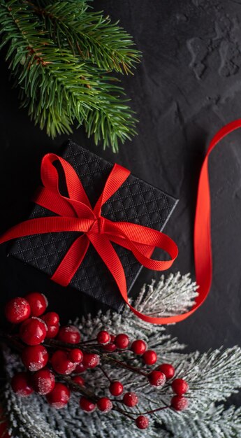 Concepto De Marco De Navidad Con Ramas De Arboles De Navidad Y Decoracion Navidena Roja Sobre Superficie De Piedra Gris Con Espacio De Copia Foto Premium