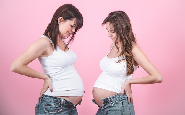 Concepto De Maternidad Dos Mujeres Embarazadas Con La Barriga Abierta