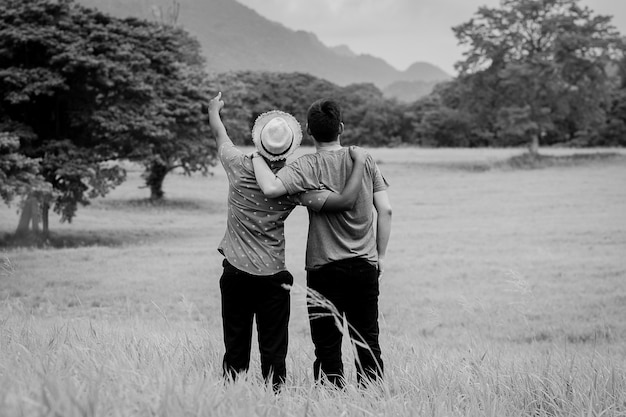 Concepto De Mejores Amigos Que Abrazan En El Campo Estilo Blanco Y Negro Foto Premium