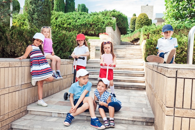 Concepto De Moda Infantil Grupo De Chicos Y Chicas Adolescentes Posando En El Parque Ropa 7963