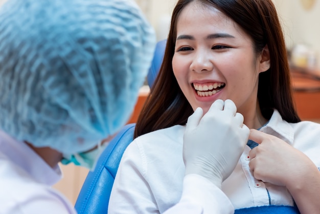 Concepto De Salud Dental Y Odontología En La Clínica Dental Dientes De Chequeo De Dentista Para