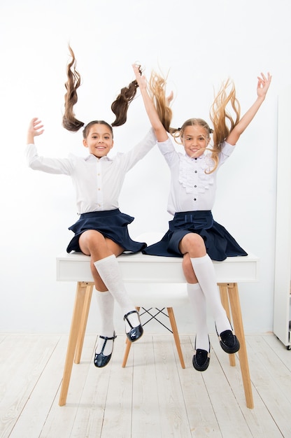 Concepto De Vacaciones Escolares. Colegialas Lindo Peinado De Cola De ...