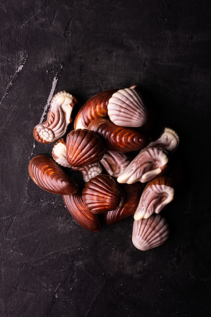 Conchas De Chocolate Belga Sobre Una Mesa Negra Foto Premium