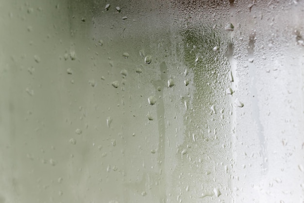 Condensación en la ventana de vidrio transparente gotas de agua