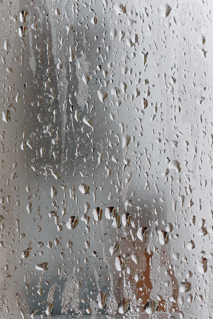 Condensación en la ventana de vidrio transparente gotas de agua