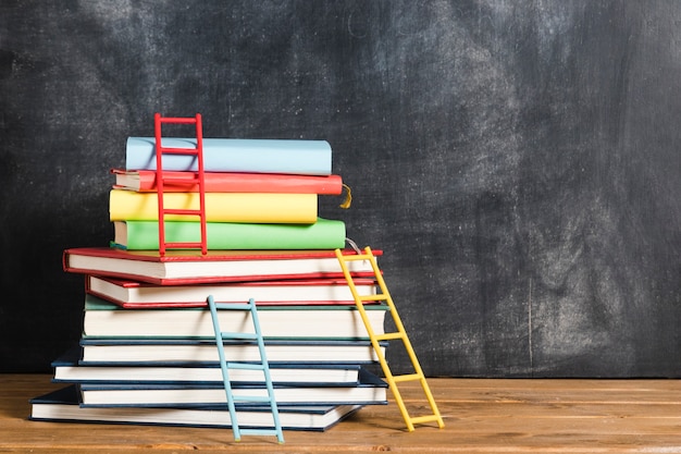 Conjunto de libros y escaleras. Foto gratis