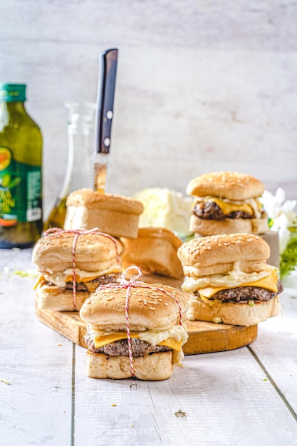 Conjunto De Mini Hamburguesas Hechas A Mano Sobre Tabla De Cortar De