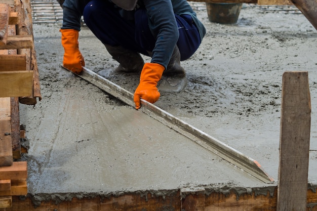 Construcción de casa, trabajador, construcción planchas para construcción,  concreto y equipo | Foto Premium