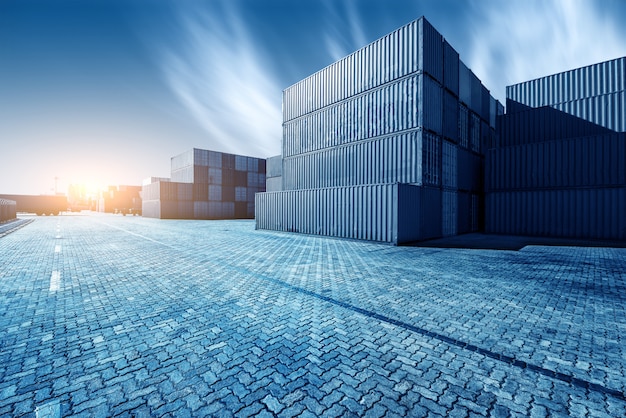 Contenedores de la caja del buque de carga de carga para la importación de importación, concepto logístico Foto Premium