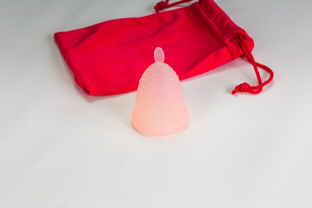 Copa menstrual en pared blanca alternativa ecológica para mujeres productos de época con espacio de copia Foto Premium 