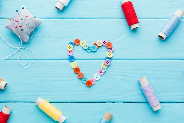 Corazón de botones para el día de san valentín con una cuerda Foto gratis