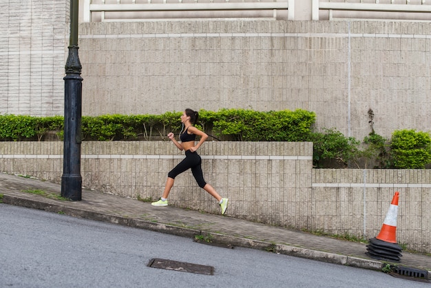 Corredor Femenino Corriendo Cuesta Arriba En La Calle De La Ciudad