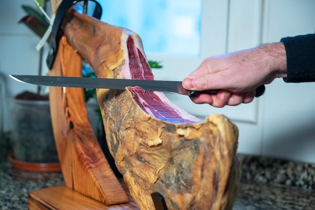 Cortar Jamón Ibérico En Un Jamonero En Una Cocina Foto Premium 7562