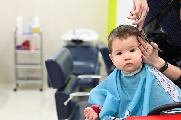 Corte De Pelo Nino 0 1 Anos El Primer Corte De Pelo Del Nino En La Peluqueria Bebe Corte De Pelo Nino Foto Premium