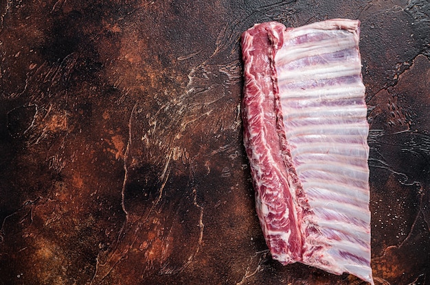 Costillas De Cordero Crudas En La Mesa De Carnicero. Fondo Oscuro ...