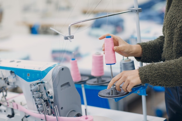 Costurera Hermosa Joven Cose En La M Quina De Coser En La F Brica