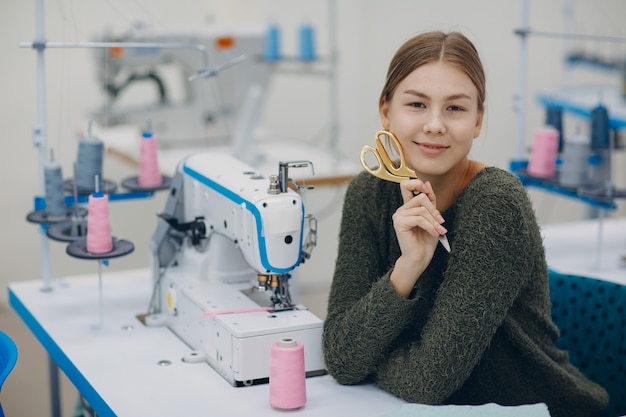 Costurera Hermosa Joven Cose En La M Quina De Coser En La F Brica