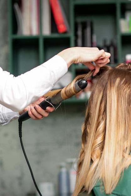 Creando Rizos Con Tenacillas Peluquer A Hace Un Peinado Para Una Mujer