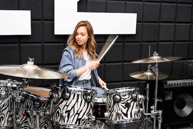 Creatividad Y Musica Joven Hermosa Chica Toca La Bateria Estudio De Grabacion Equipamiento Musical Foto Premium