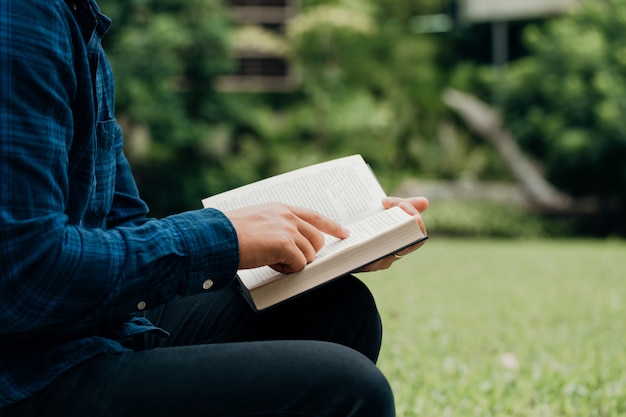 Los cristianos y el concepto de estudio bíblico. joven sentado leyendo