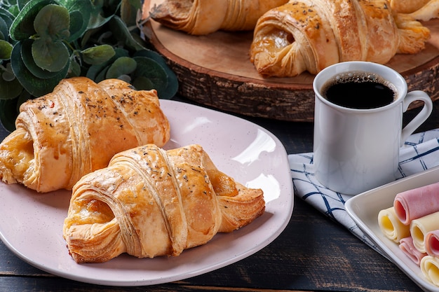 Croissant Relleno De Jamón Y Queso Foto Premium